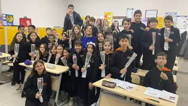 Öğrencilerden Anma Günü: Karanfil Dağıttılar