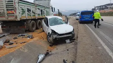 Bilecik'te Otomobil Tıra Çarptı: Sürücü Yaralandı