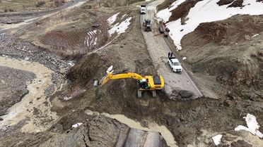 Bingöl'de Heyelan: Köy Yolu Çöktü
