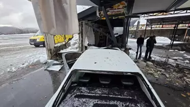 Bingöl'de Otomobil Lokantaya Girdi: 5 Yaralı