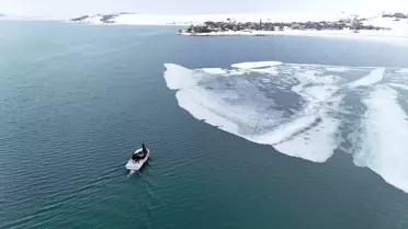 Nazik Gölü'ndeki buzlar eridi
