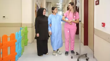 Bulantı şikayetiyle hastaneye götürülen çocuğun karnından saç yumağı çıktı