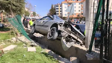 İnegöl'de park halindeki otomobil kazası: 1 ölü, 2 yaralı