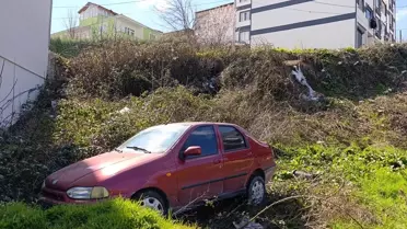 İnegöl'de Şarampole Devrilen Araçta Baba-Oğul Yaralandı