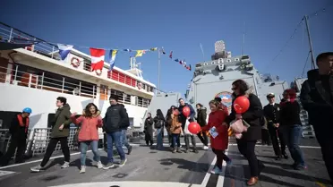 Çanakkale'de Deniz Kuvvetleri Komutanlığı gemilerine ziyaretler sürüyor
