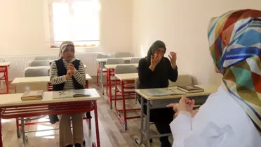 İşitme Engelli Kadınlar Kur'an Öğreniyor