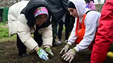 Cemre Vakfı gönüllüleri huzurevi sakinleriyle bostan kurdu