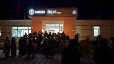 Çocuklar Fener Alayı ile Teravih Namazına Gitti