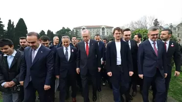 Cumhurbaşkanı Erdoğan, Boğaziçi Üniversitesi öğrencileri tarafından karanfillerle karşılandı