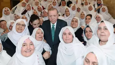 Cumhurbaşkanı Erdoğan, Zeynep Güneş Akgün ve beraberindeki kadınlar ile fotoğraf çektirdi