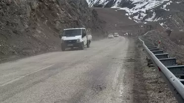 Hakkari'de Düşme Tehlikesi Olan Kayalar İndiriliyor