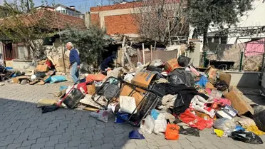 Denizli'de Bir Evden 3 Kamyon Çöp Çıkartıldı