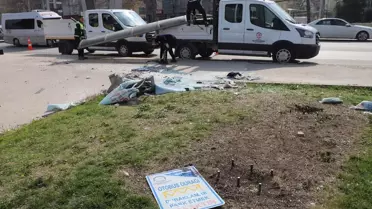 Pamukkale'de Minibüs Otobüs Durağına Çarptı