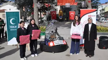 Dijital bağımlılığa atık elektronik malzemelerden yapılan 'Dijital Ucube' heykeliyle dikkati çekildi