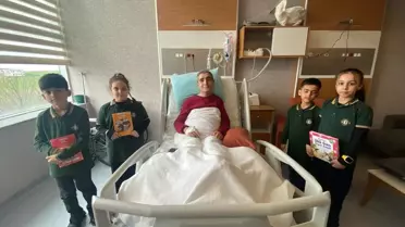 Minik Öğrenciler Hastalara Moral Kitapları Okuyor