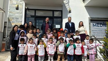 Kreş Öğrencilerinden Yaşlılara Ziyaret