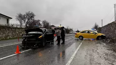 Elazığ'da Taksi ve SUV Araç Çarpıştı