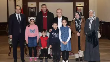 Vali, Bayrağı Kaldıran Çocukları Ağırladı