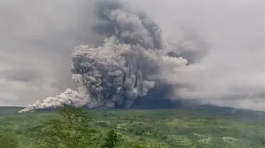 Semeru Yanardağı'nda Patlamalar