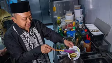 Endonezya'nın Ankara Büyükelçisi, iftar sofralarını süsleyen 'güllaç'ı ve ülkesinin 'kolak' tatlısını hazırladı