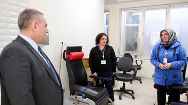 Rektör Altun, Sağlık Çalışanlarını Ziyaret Etti