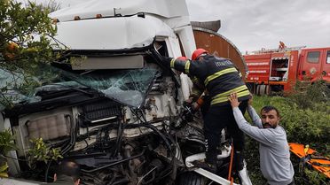 Erzin'de Tır ve Tanker Çarpıştı