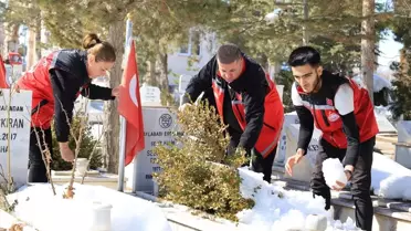 Erzincan'da şehit mezarlarında bakım ve onarım çalışması yapıldı