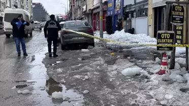 Buz ve Kar Kütleleri Düşen Yaya Ağır Yaralandı