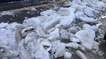 Erzurum'da Çatılardan Düşen Kar Araçlara Zarar Verdi