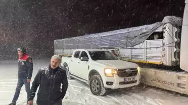 Erzurum'da Hayvanlar İçin Ot Taşındı