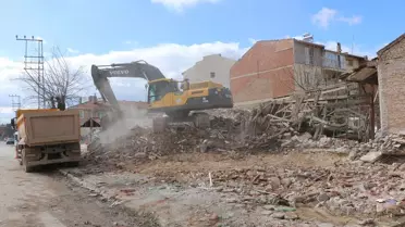 Yol Çalışması Sırasında Ev Duvarı Yıkıldı