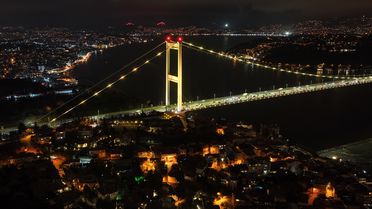 Fatih Köprüsü Endometriozis İçin Sarı Renkle Aydınlatıldı