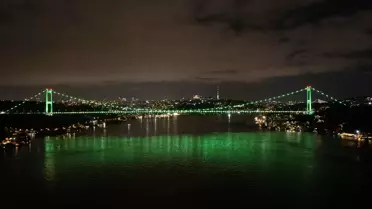 FSM Köprüsü Yeşilay Haftası İçin Aydınlatıldı