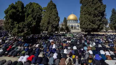 Mescid-i Aksa'ya Cuma Namazı Akını