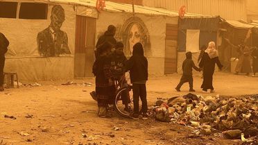 Gazze'de etkili olan kum fırtınası Filistinlilerin hayatını daha da zorlaştırdı