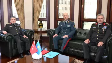Bayraktaroğlu, Kazak Genelkurmay Başkanı'nı Ağırladı