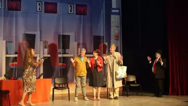 Gülnar'da 'Eller Yukarı' tiyatro oyunu sergilendi