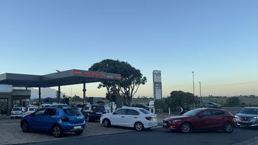 Güney Afrika'da Akaryakıt Zammı Öncesi Kuyruklar