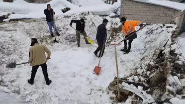 Hakkari'de Ahır Çöktü: 5 Hayvan Telef Oldu