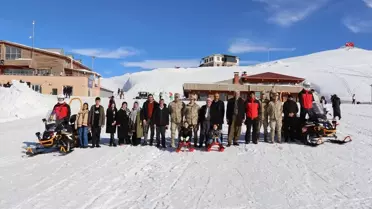 Hakkari'de jandarma ekiplerince şehit ve gazi aileleri için kayak etkinliği yapıldı