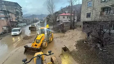 Şemdinli'de Heyelan: Ekipler Çalışmalara Başladı