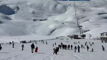Hakkari'deki Kayak Merkezi Hafta Sonu Yoğunluğu