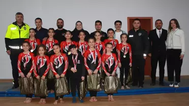 Bayrak Sevgisi ve Spor Gösterisi