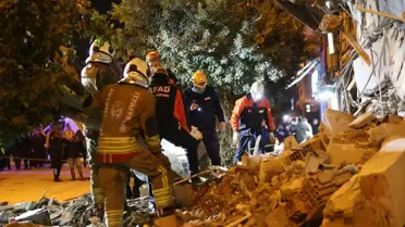 Hatay'da kadın ve çocuğun yıkılan binanın toz bulutundan kaçması güvenlik kamerasında