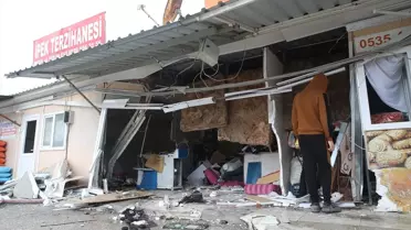 Defne'de Otomobil Prefabrik Dükkanlara Çarptı