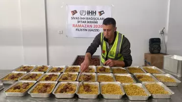 İHH, Gazze'de İftar ve Sahur Sofraları Kuruyor