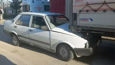 İnegöl'de Park Halindeki Tıra Çarpan Sürücü Yaralandı