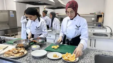 Öğrencilerden Yaşlılara İftar Yardımı