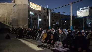 Filistinliler Mescid-i Aksa İçin Sokaklarda Teravih Kıldı