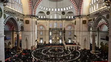 İstanbul'da Ramazan'ın İlk Cuma Namazı Yoğun Katılımla Kılındı